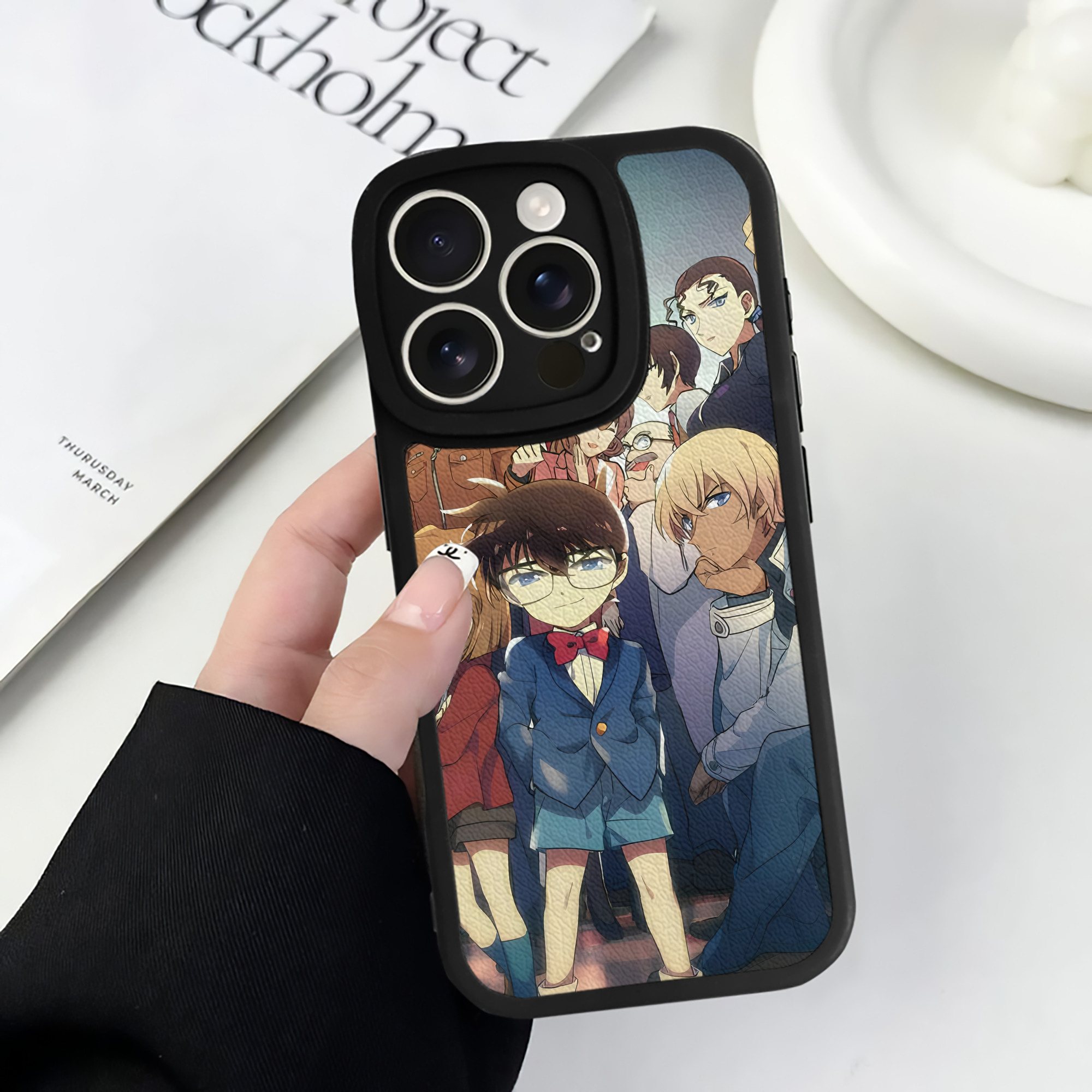 （画像用） 名探偵コナン Detective Conan 【iPhone 16シリーズ対応】シリコンスマホケース（レザー調） 材質：シリコン
